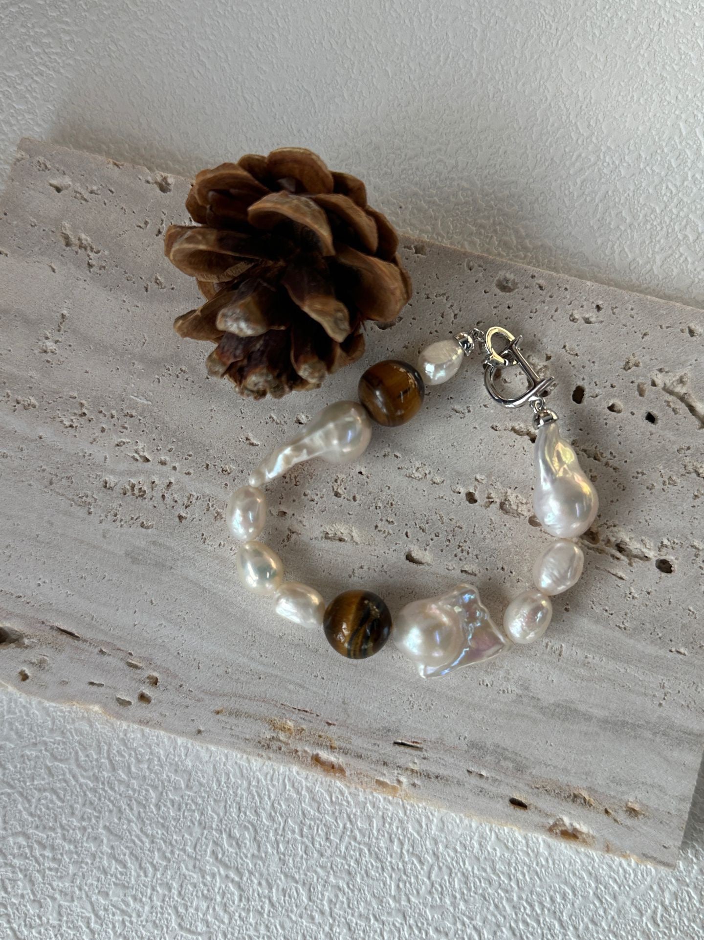 Höstljus Bracelet – Tiger’s Eye & Baroque Pearl