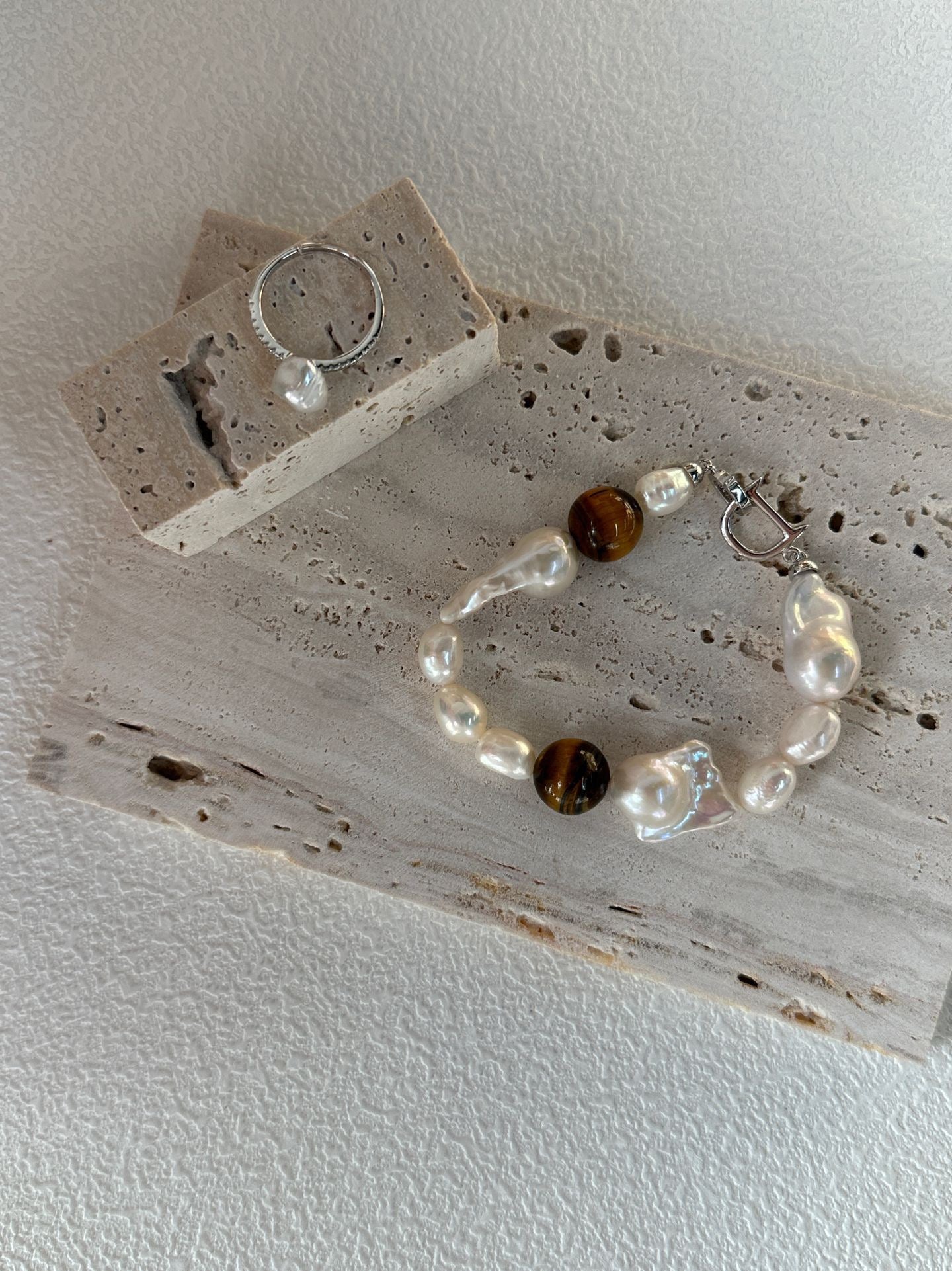 Höstljus Bracelet – Tiger’s Eye & Baroque Pearl