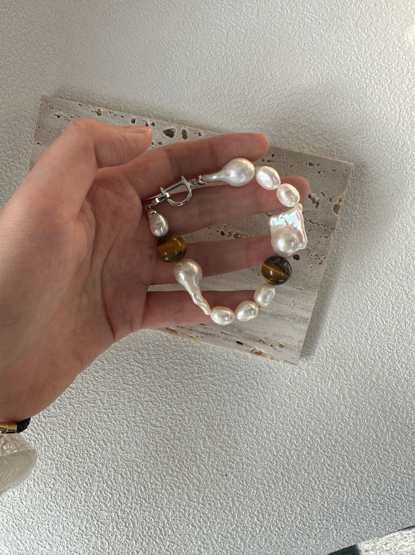 Höstljus Bracelet – Tiger’s Eye & Baroque Pearl